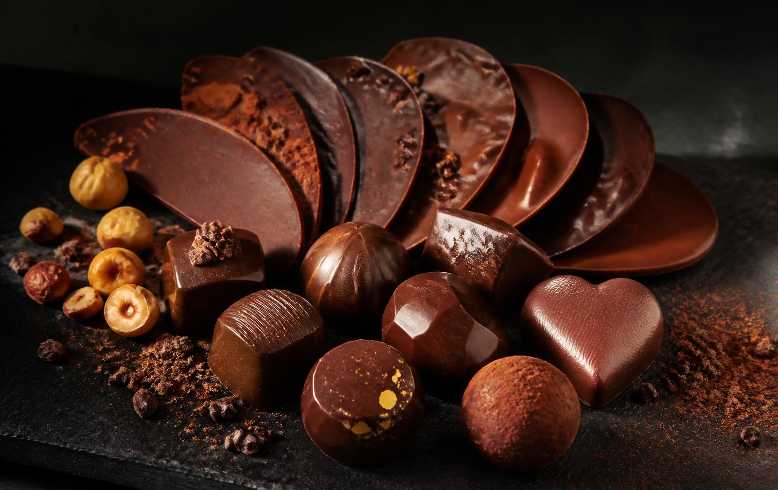 Pralines et palets artisanaux Kimaji sur ardoise sombre
